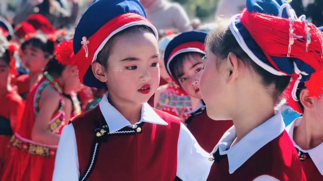 雲(yún)南鶴慶：民族文化進(jìn)校園 濃濃鄉(xiāng)愁築同心