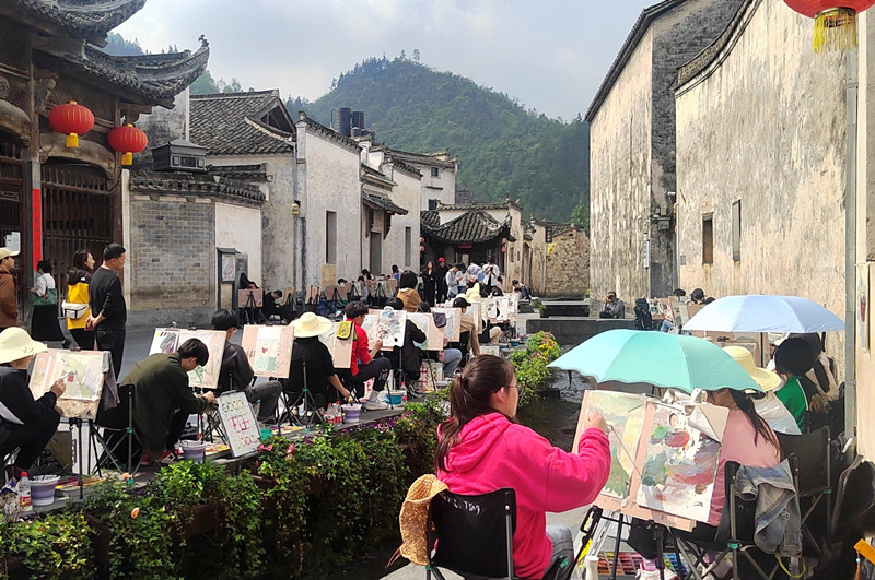 年接待超萬人次  皖黟縣西遞鎮(zhèn)「寫生經(jīng)濟(jì)」熱火