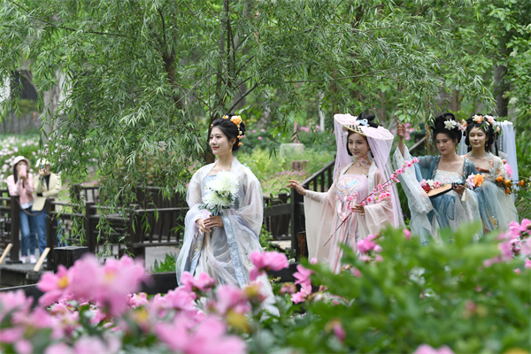 春序?yàn)I湖共赴花約 華服「仙子」驚艷亮相