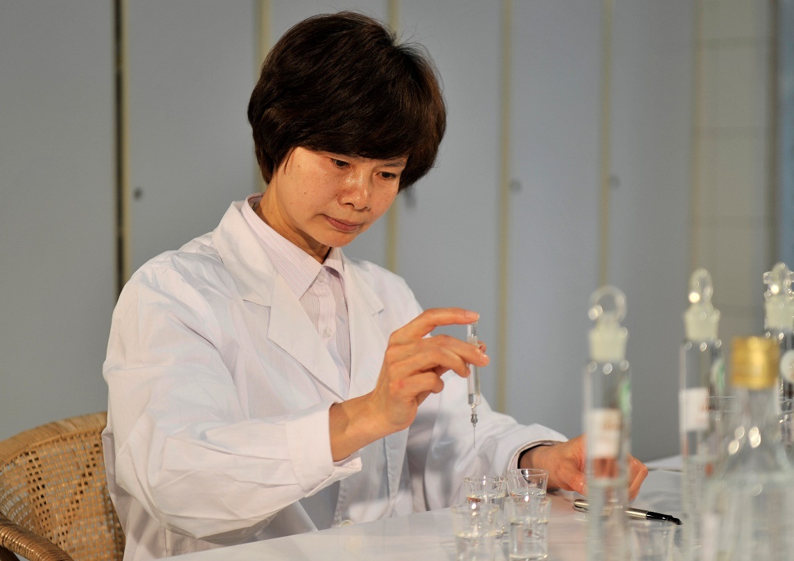 致敬勞動者｜五糧液勾調(diào)大師範(fàn)國瓊：承父輩旗幟之使命  行「大國工匠」之初心