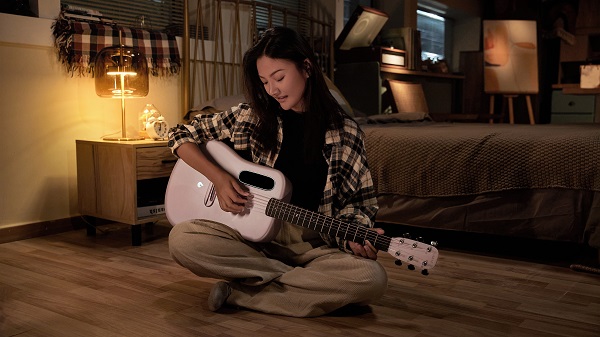 【數(shù)碼】一人成團(tuán)隨時(shí)演奏 智能結(jié)他 LAVA ME 3