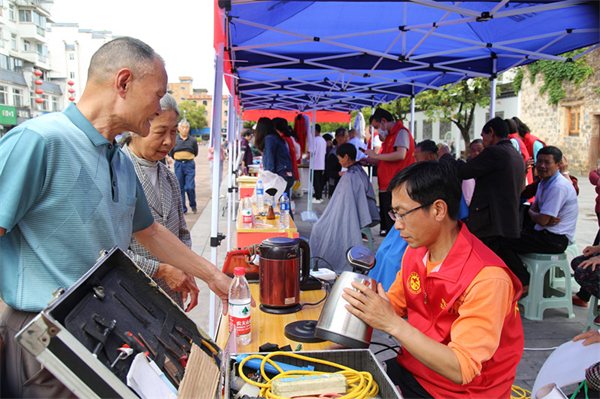 狀元縣裏志願(yuàn)紅 皖休寧縣公益集市熱鬧開(kāi)市