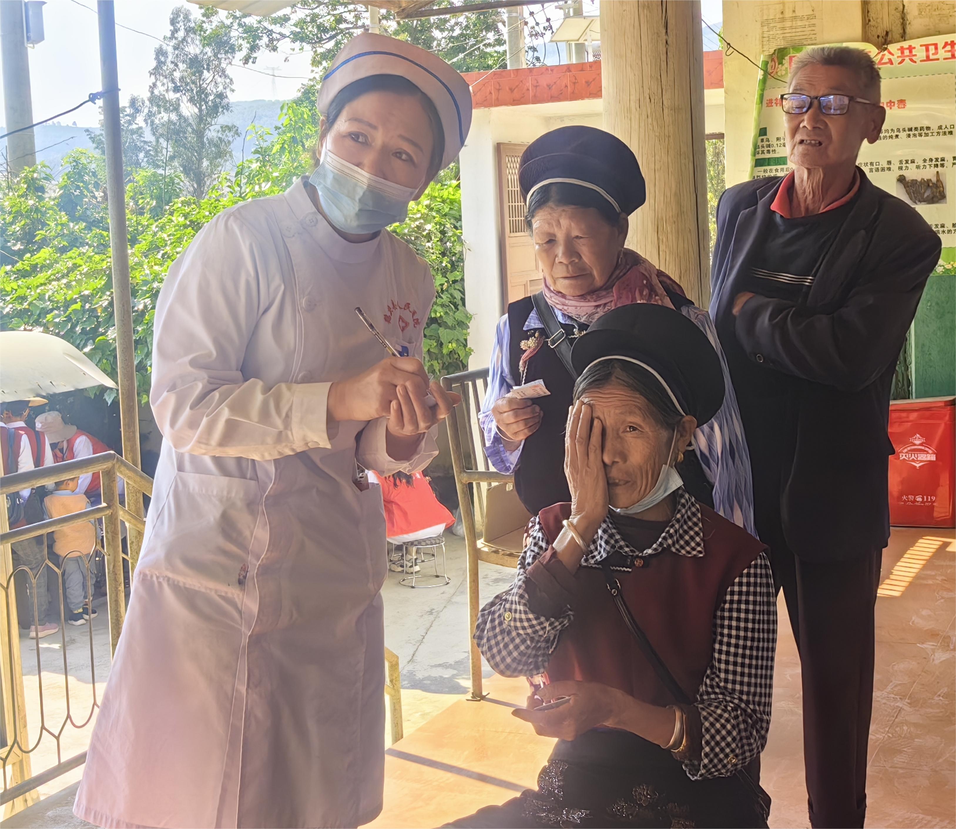 雲(yún)南鶴慶：民族團結一家親  義診活動暖民心