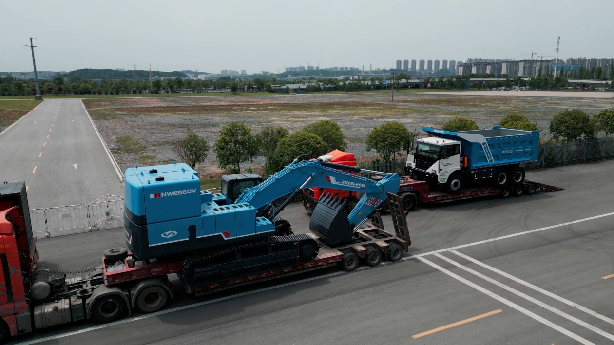 國內(nèi)最大純電挖機順利入場第三屆長沙國際工程機械展