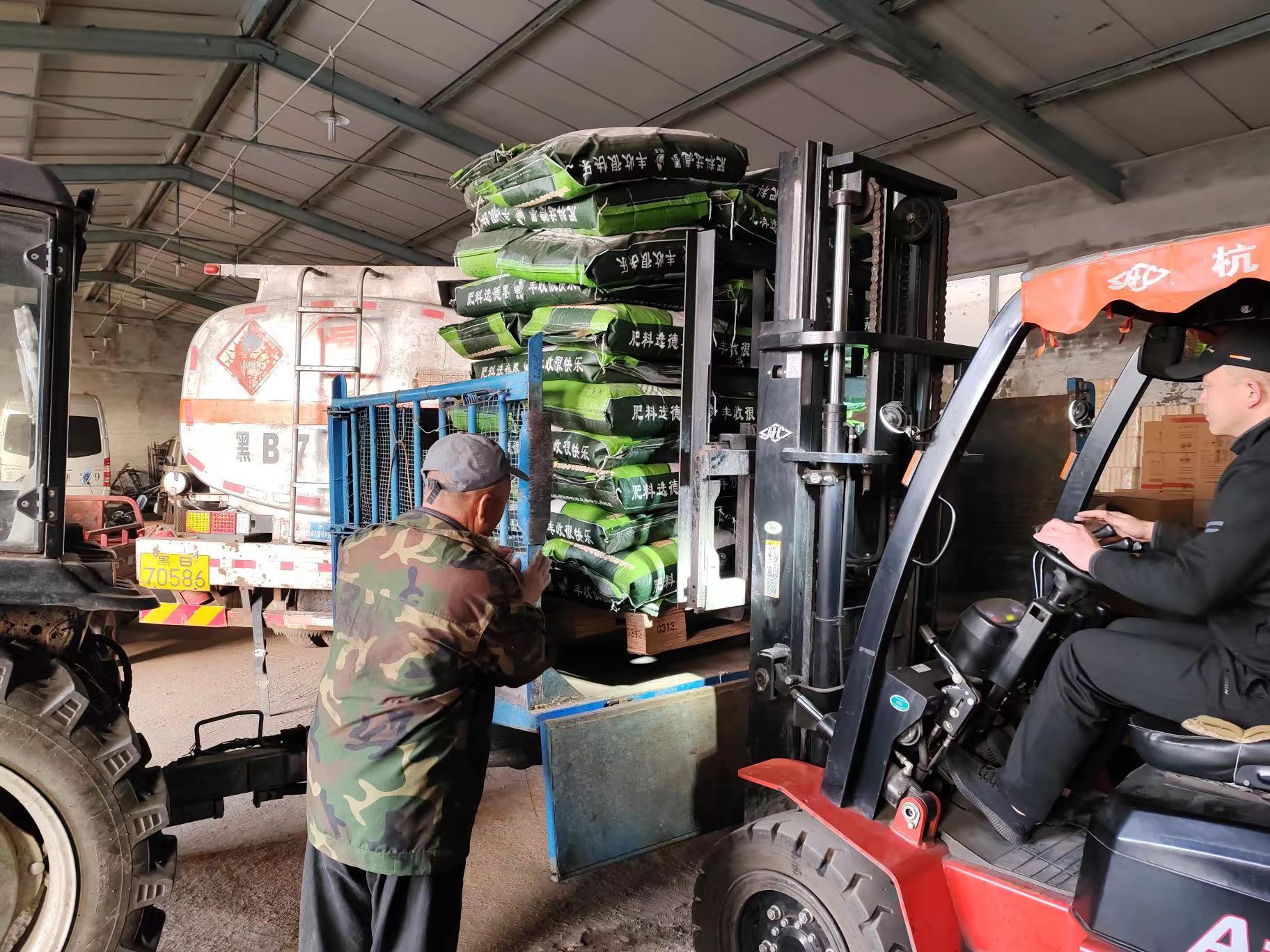 哈市香坊區(qū)幸福鎮(zhèn)：「鐵牛」馳騁忙春耕 播下「幸?！瓜Ｍ? title=