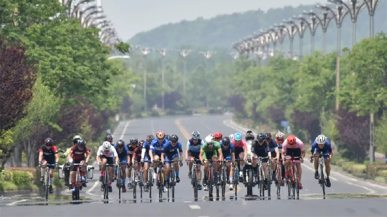 安徽巢湖：暢騎「最美賽道」樂享「風(fēng)光大片」