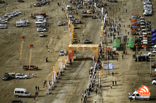 環(huán)塔拉力賽SS1賽段：賽道景色絕美 突降冰雹難度增加