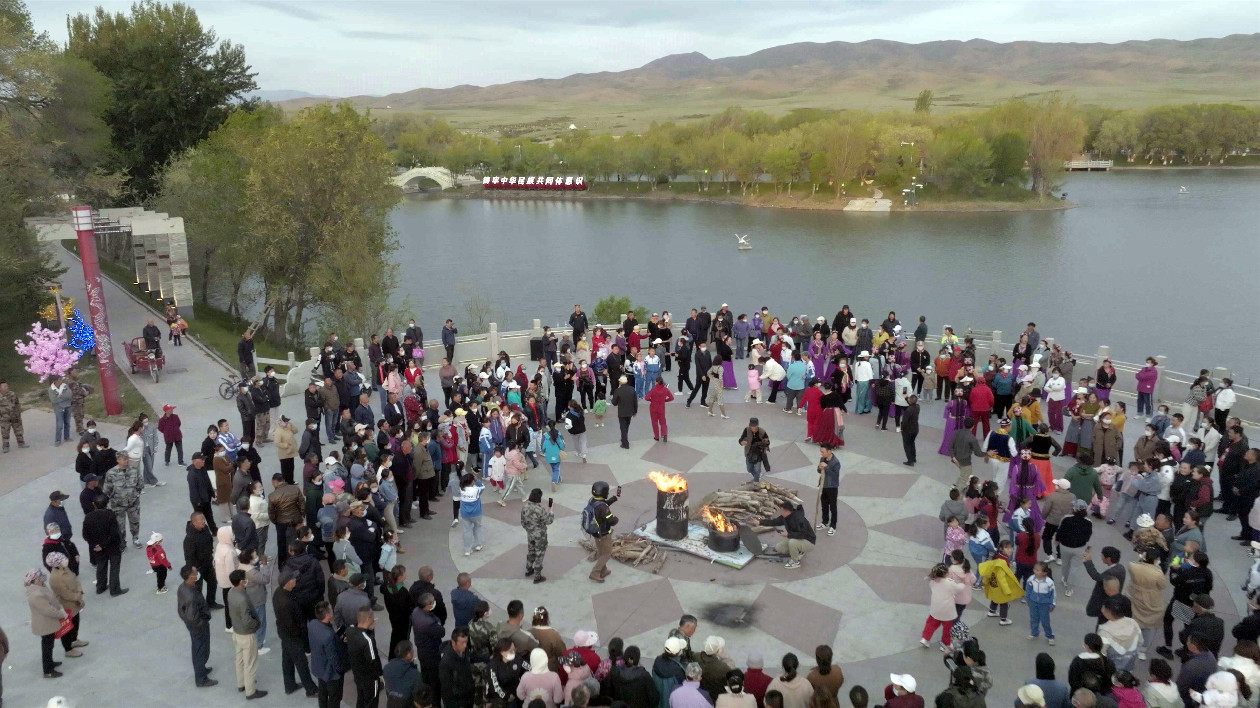 新疆兵團一六八團:篝火 點燃民族團結(jié)進步新引擎