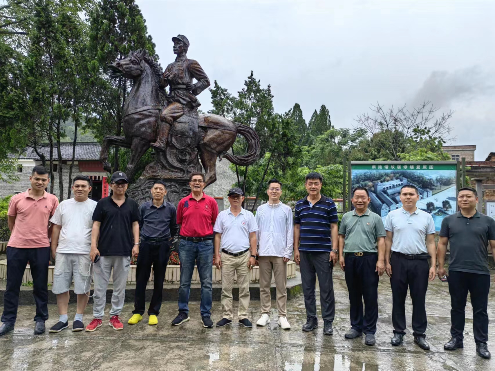 僑領(lǐng)方偉俠跨山越海訪友調(diào)研羅定機(jī)場(chǎng)