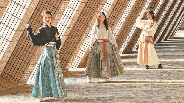 「國(guó)潮」?jié)u湧  港青鍾情漢服