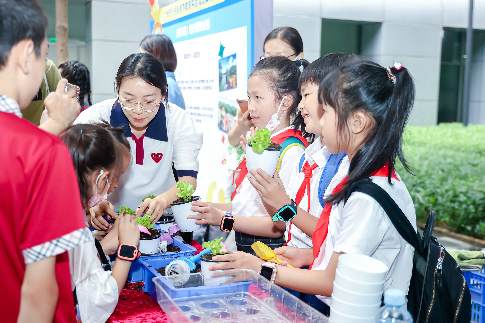 穗少先隊(duì)舉行慶?！噶弧怪黝}隊(duì)日活動(dòng)