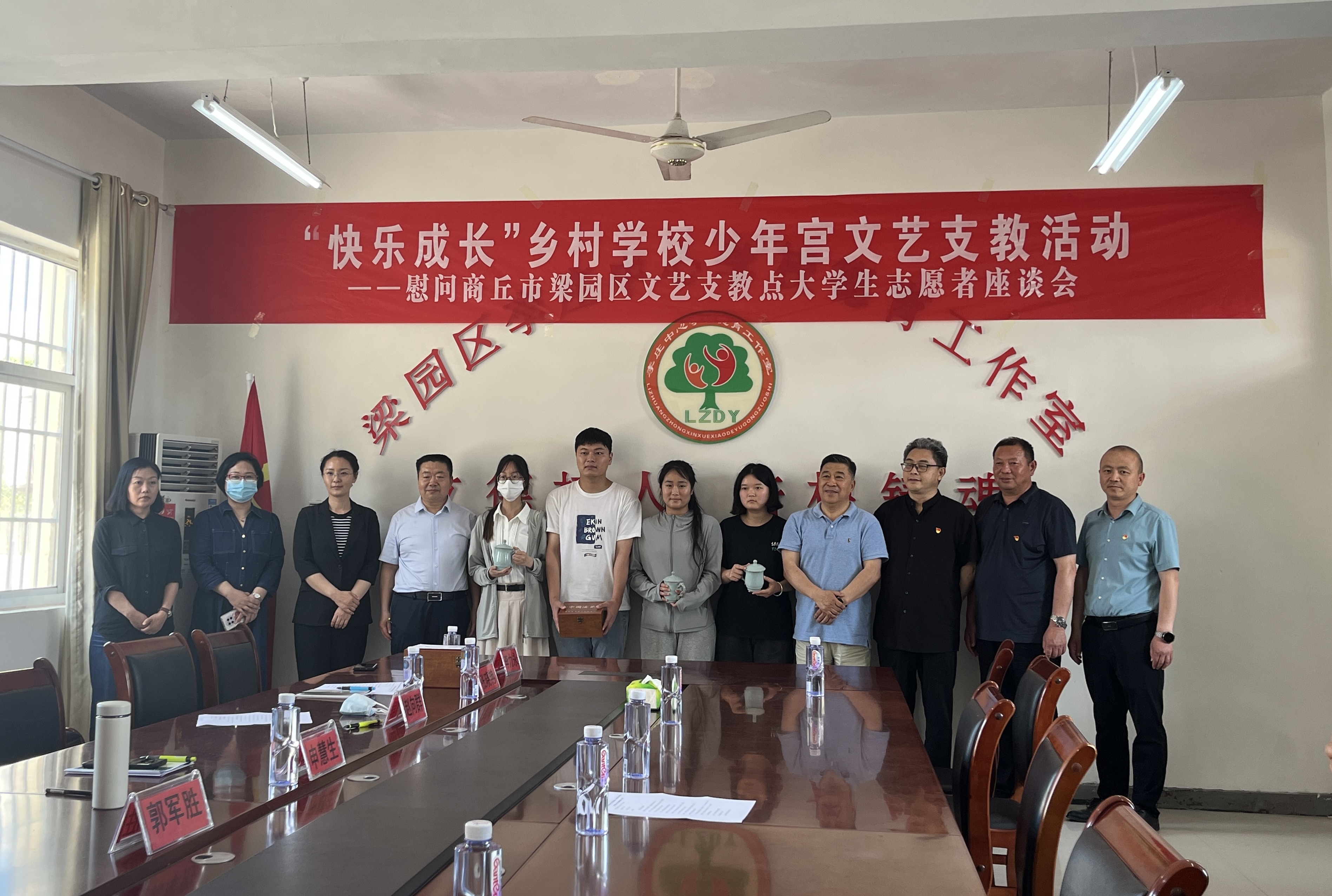 申慧生、郭軍勝一行走進(jìn)河南商丘梁園 看望慰問支教大學(xué)生