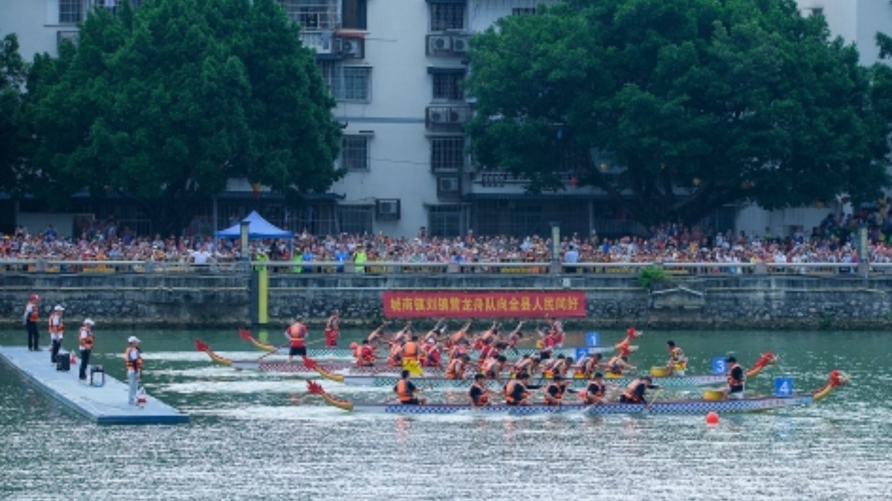 廣東始興「鄉(xiāng)村振興·墨江爭渡」龍舟賽上演「速度與激情」
