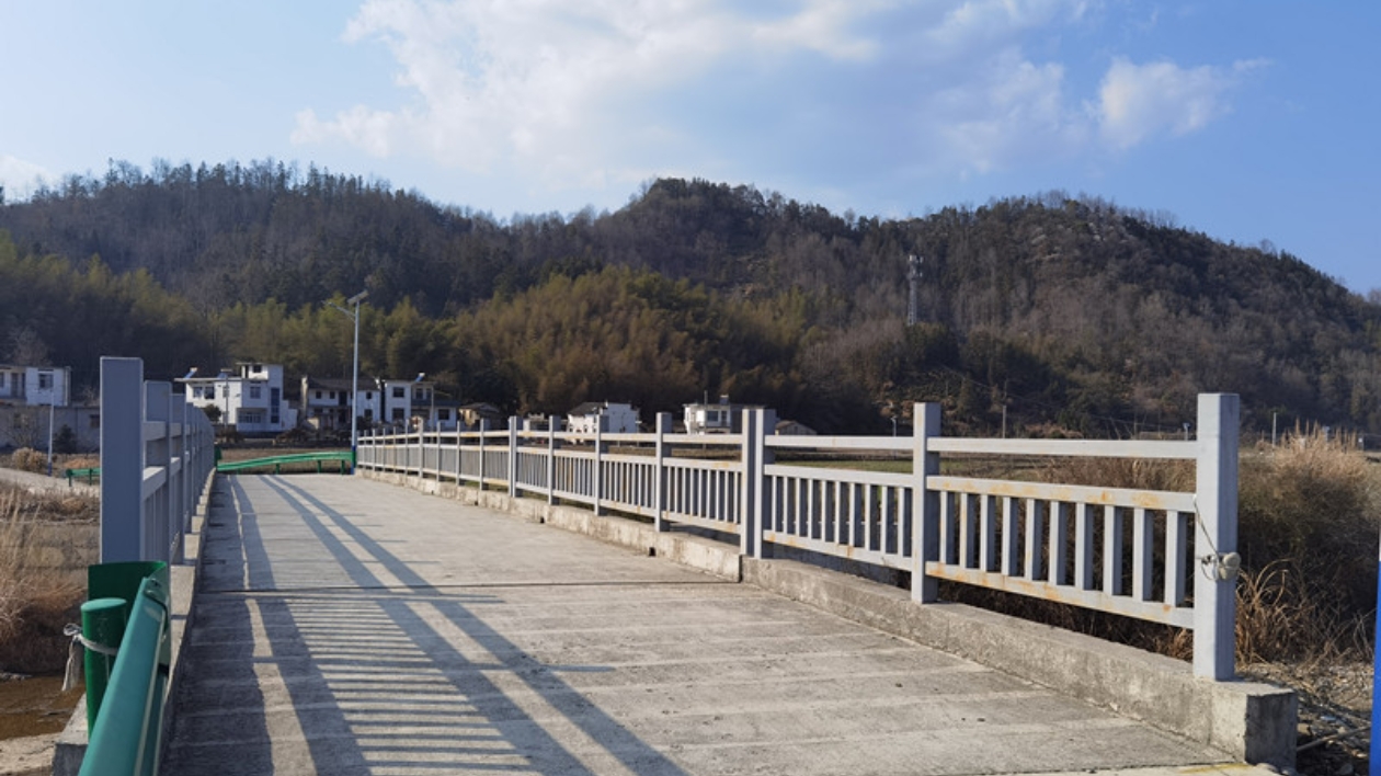 皖黟縣宏潭鄉(xiāng)：「四好農(nóng)村路」鋪築振興「致富路」