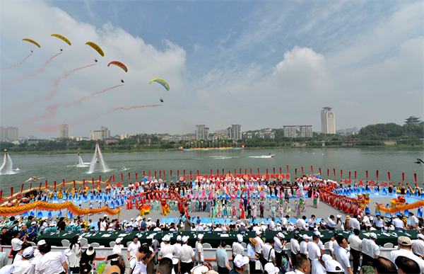 中國休閒運(yùn)動(dòng)首屆挑戰(zhàn)賽暨內(nèi)江第十一屆大千龍舟文化節(jié)開幕