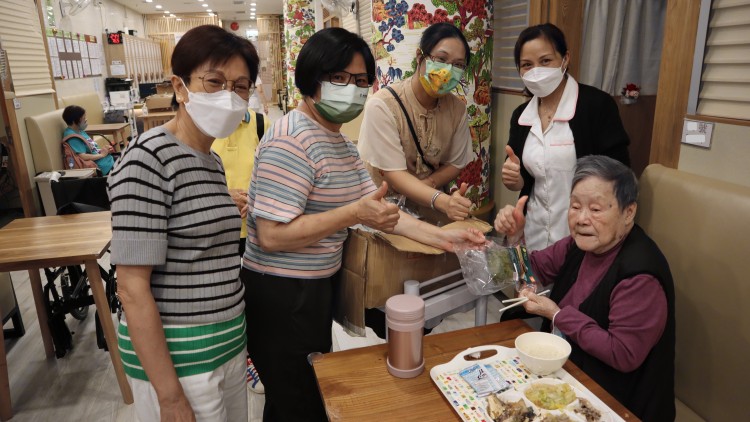 社企關(guān)愛(ài)長(zhǎng)者 派自製粳米糭