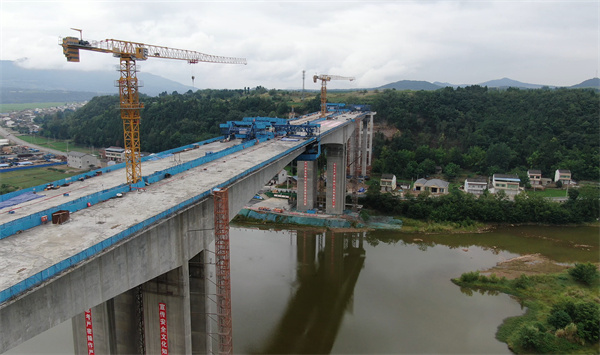 四川梓潼：G5京昆高速潼江河特大橋連續(xù)梁合龍