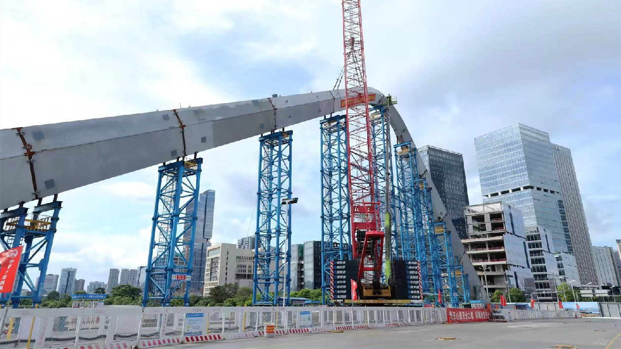 全國(guó)首座高釩密封鋼絲繩吊索車行橋 拱肋在前海順利合龍