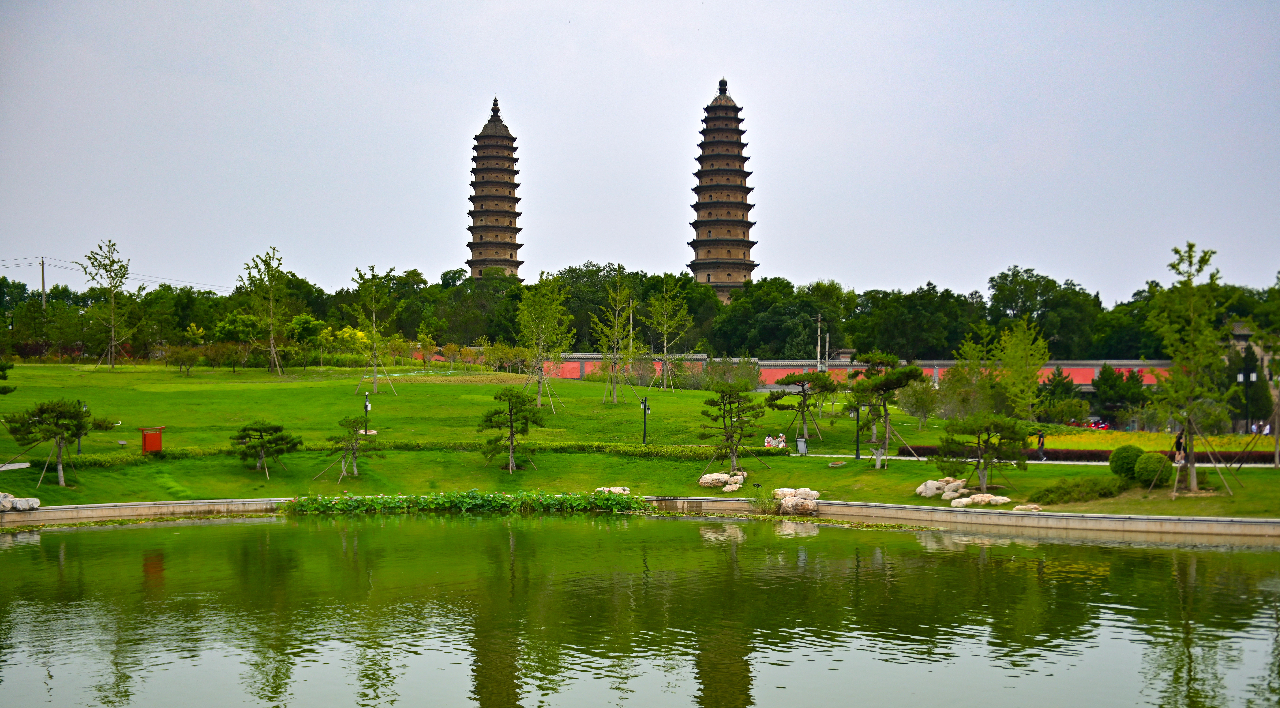 登雙塔 鑒書法 第八屆著名作家看山西太原行採風(fēng)活動走進(jìn)雙塔寺景區(qū)