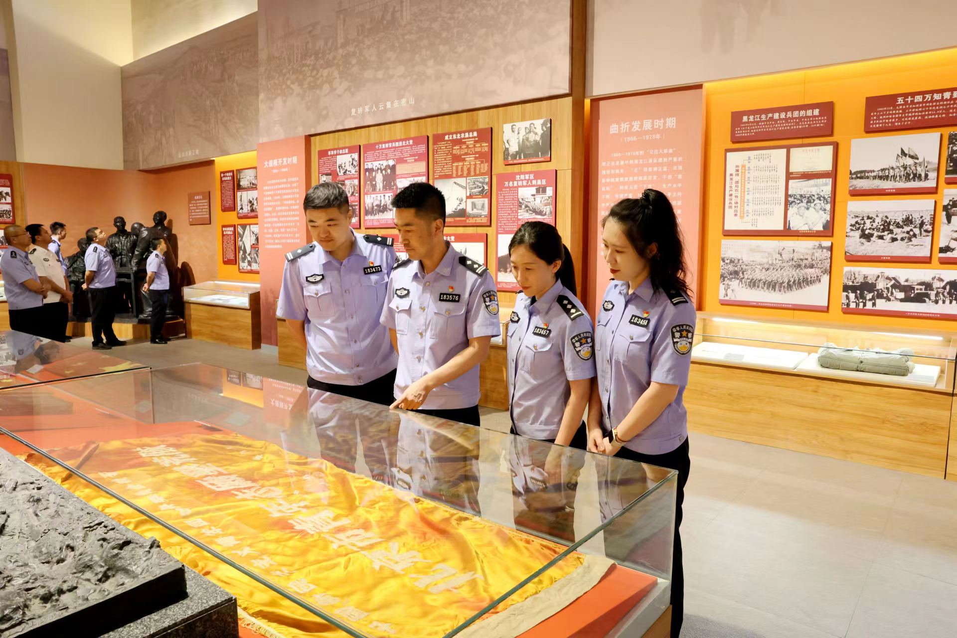 黑龍江出入境邊防檢查總站輪訓(xùn)大隊(duì)組織全體黨員參觀北大荒博物館