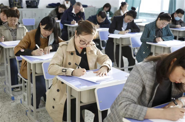 哈爾濱市香坊區(qū)教育局：主題教育先學(xué)先悟 業(yè)務(wù)研修常研常新