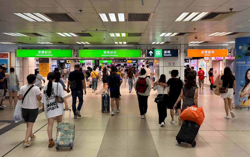 【商報圖說】內(nèi)地客來港增 假期閒日皆然