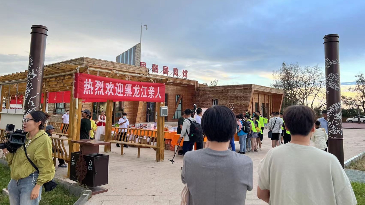 「龍?zhí)┨枴故滋嗽袑W(xué)交流專列點(diǎn)燃「民族團(tuán)結(jié)」之火