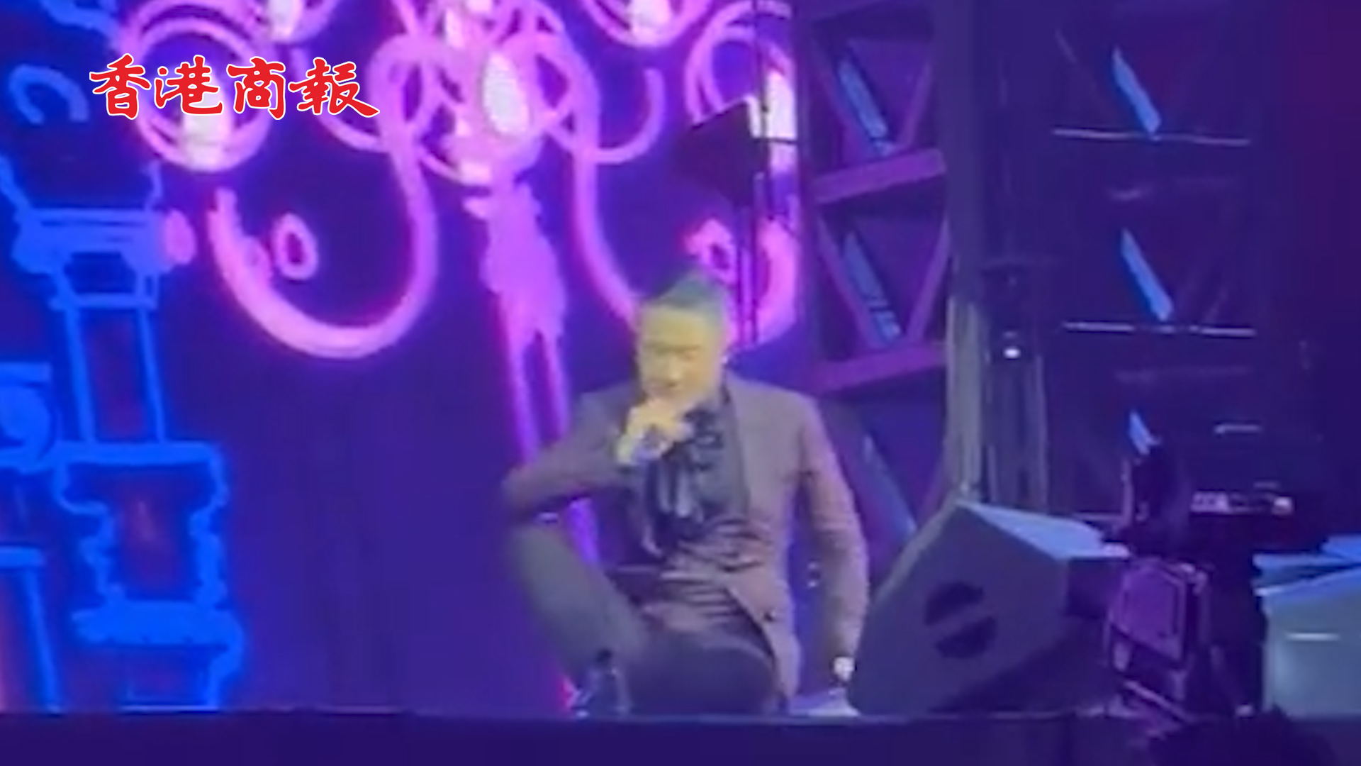 有片丨張學(xué)友大馬舞臺(tái)突然跌倒 耳水不平衡發(fā)作堅(jiān)持表演