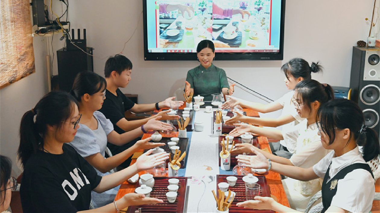 皖祁門縣：學(xué)茶藝 愛家鄉(xiāng)