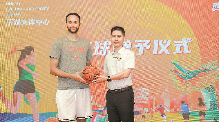 深圳龍崗平湖文體中心揭幕 李凱爾「返鄉(xiāng)」贈(zèng)球