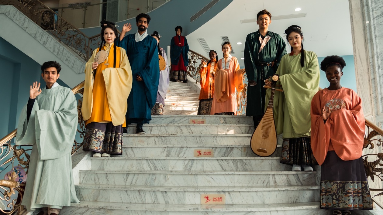 外國(guó)友人在濰坊花式體驗(yàn)中國(guó)情人節(jié)