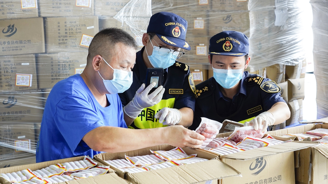 澳門首批輸內(nèi)地肉製品經(jīng)港珠澳大橋順利通關(guān)