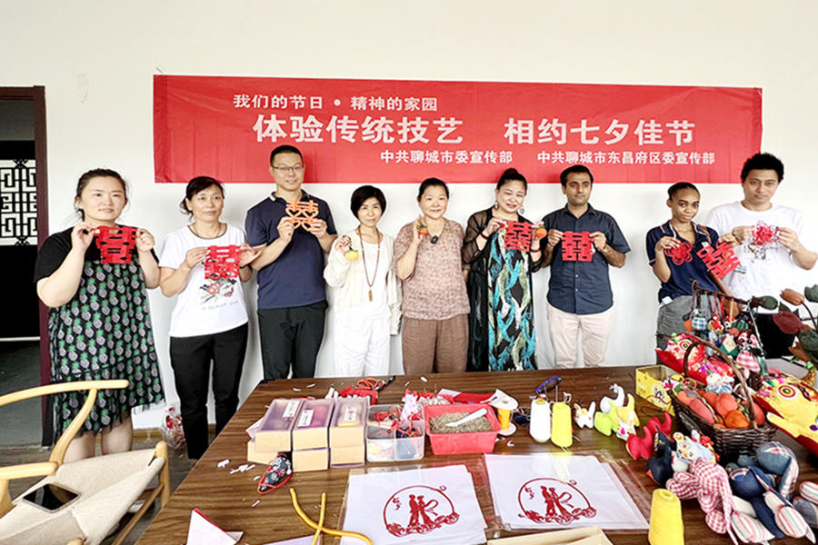 【外眼看聊城】紡織、刺繡、剪紙……外國友人「沉浸式」體驗七夕民俗
