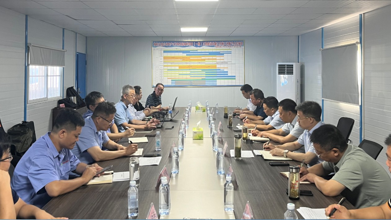 河南淅川縣領(lǐng)導(dǎo)  易成新能班子成員陪同日本客戶考察項目建設(shè)進(jìn)度情況