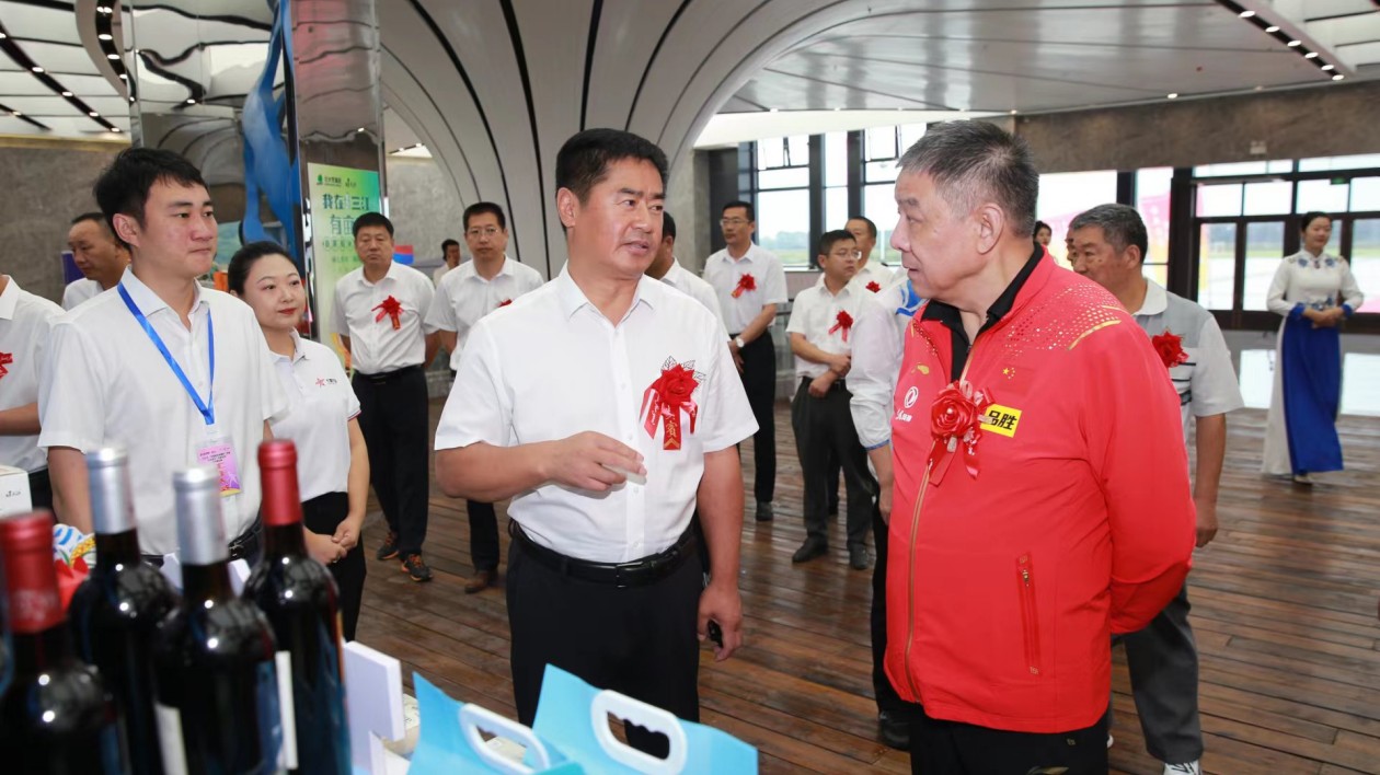 「中國(guó)綠色米都杯」首屆「全民皆乒·百團(tuán)會(huì)戰(zhàn)」乒乓球比賽舉行