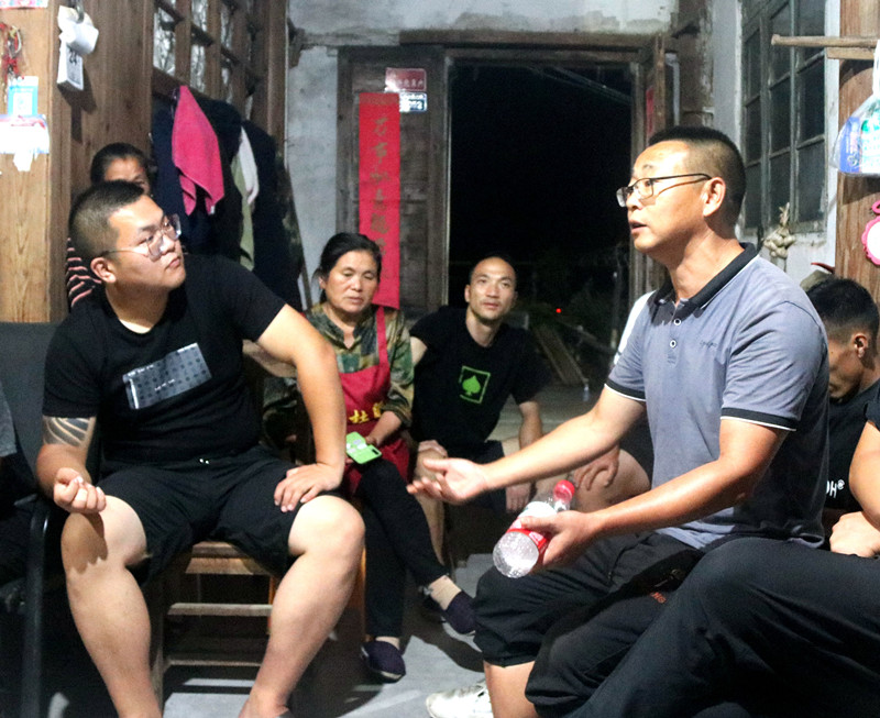 皖休寧縣溪口鎮(zhèn)：挑燈夜聊「話」振興