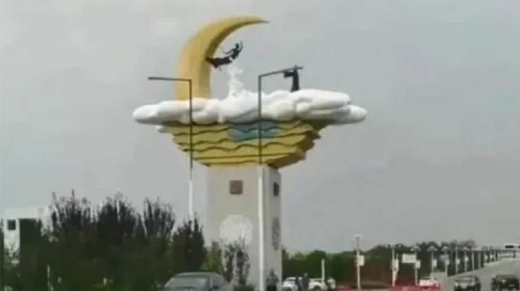 河南魯山通報(bào)715萬(wàn)元建雕塑：住建局局長(zhǎng)免職 將全面審查