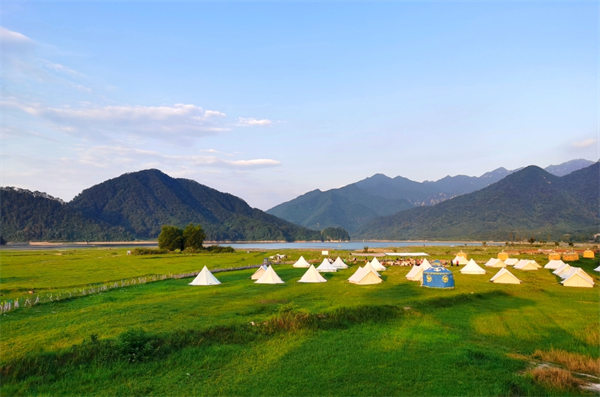 廣東韶關(guān)羅坑大草原暑期迎客超10萬人次