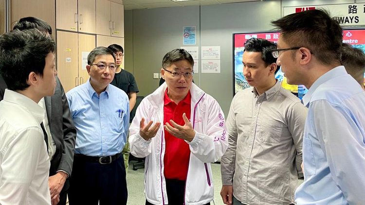林世雄到訪路政署緊急控制中心與運輸署緊急事故交通協(xié)調(diào)中心