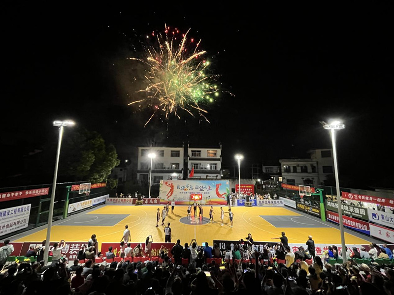 點亮鄉(xiāng)村新「夜」態(tài)   皖徽州「村BA」籃球賽激情開賽