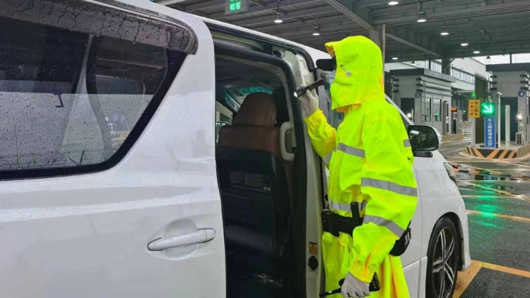 皇崗邊檢站全力以赴做好颱風(fēng)「蘇拉」防禦工作 確保市民通關(guān)順暢安全