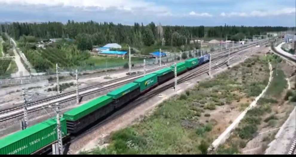 全國首列「京張?zhí)枴怪袣W（中亞）班列經(jīng)新疆霍爾果斯口岸出境