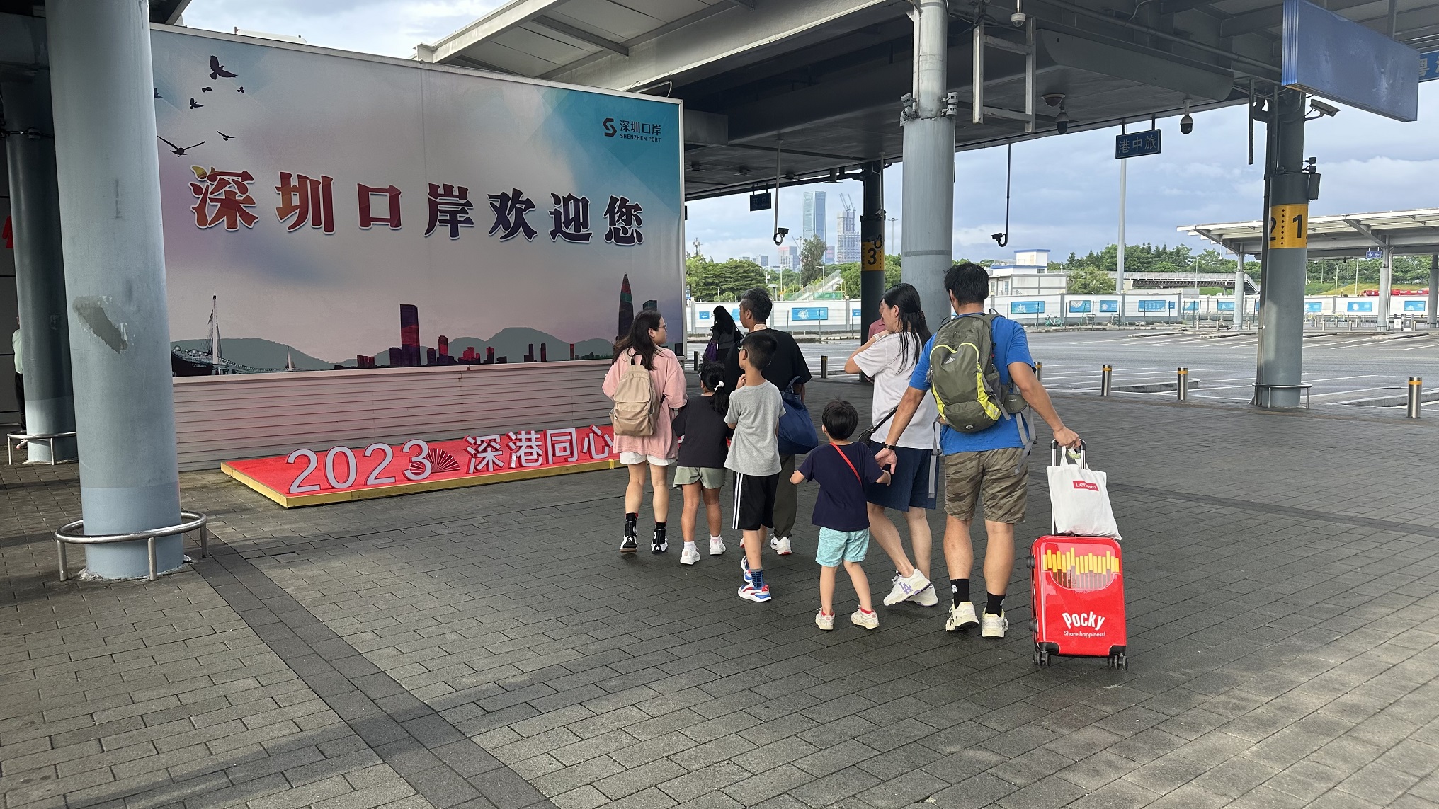 通關(guān)恢復 港人周末赴深客流回升