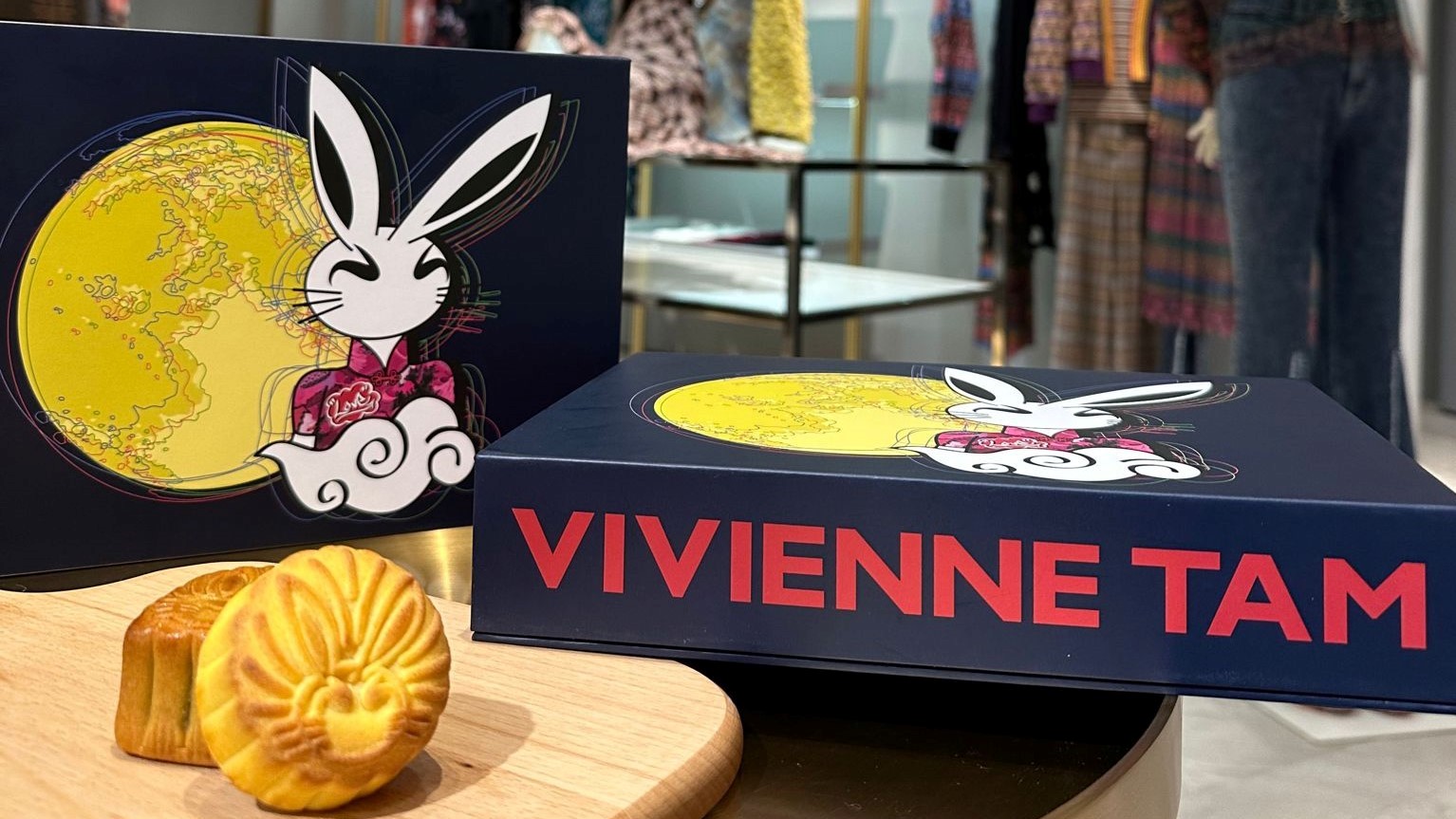 【美食】時(shí)裝品牌聯(lián)乘月餅禮盒 時(shí)尚月兔迎中秋