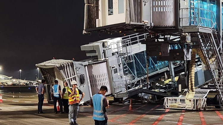 機(jī)管局：機(jī)場(chǎng)登機(jī)橋倒塌因控制箱入水短路所致