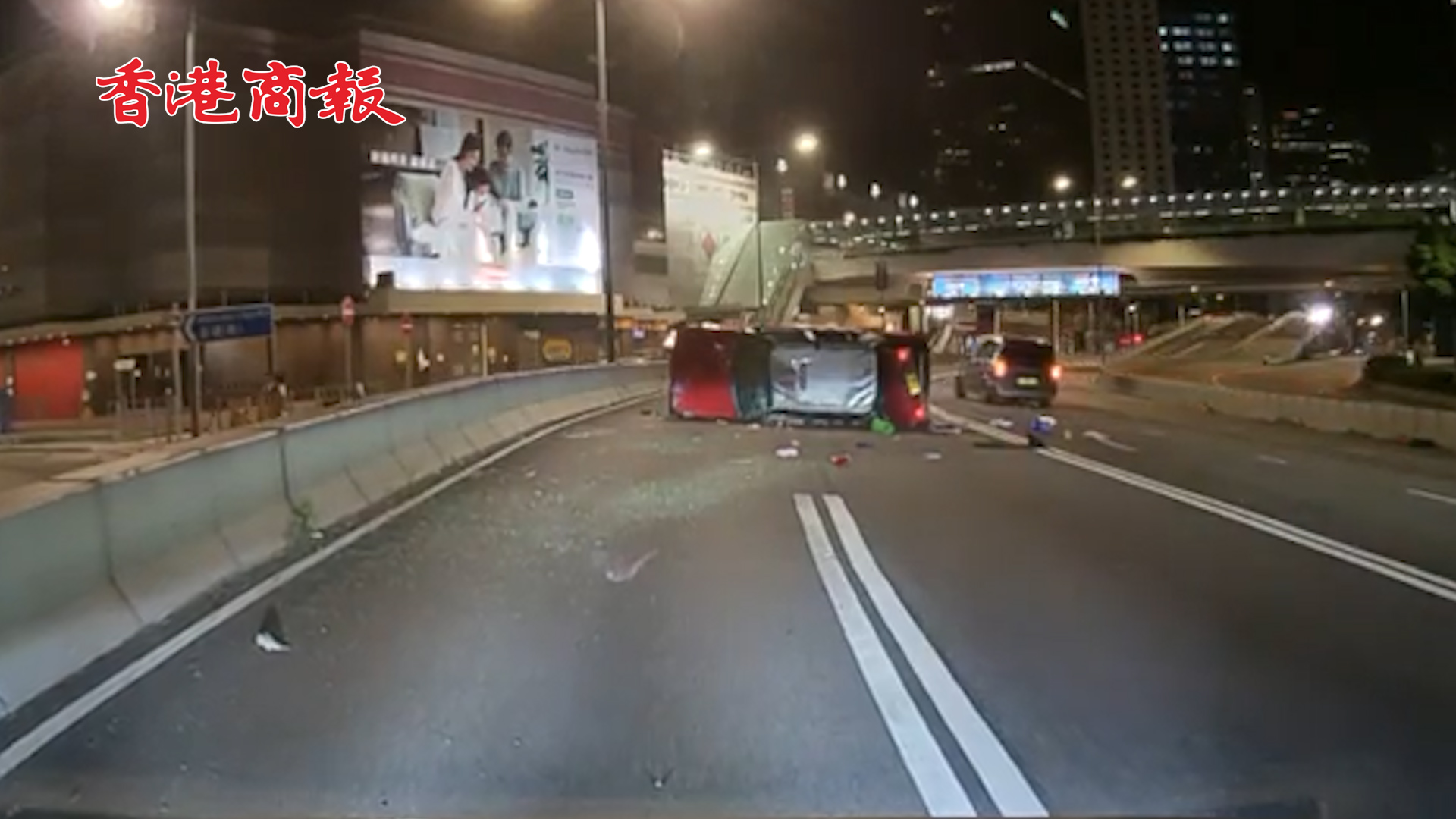 有片丨香港中環(huán)一的士撞石欄凌空彈起打筋斗 三人受輕傷送院