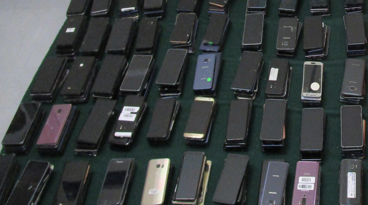 海關(guān)落馬洲管制站檢約2000部舊手機(jī) 拘8人
