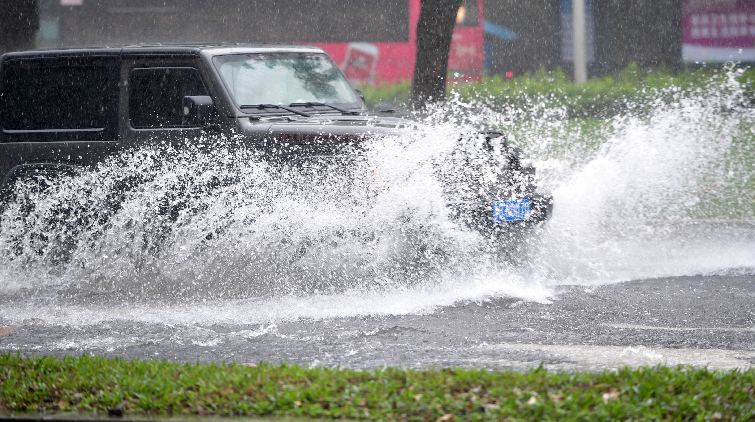 有片 | 當(dāng)車輛被水淹沒，該如何自救？