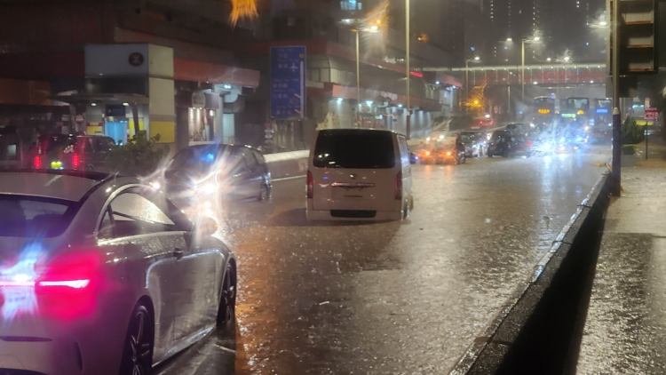 ?多圖 | 港府全力應對多區(qū)水浸情況 本報記者直擊黃大仙龍翔道變澤國