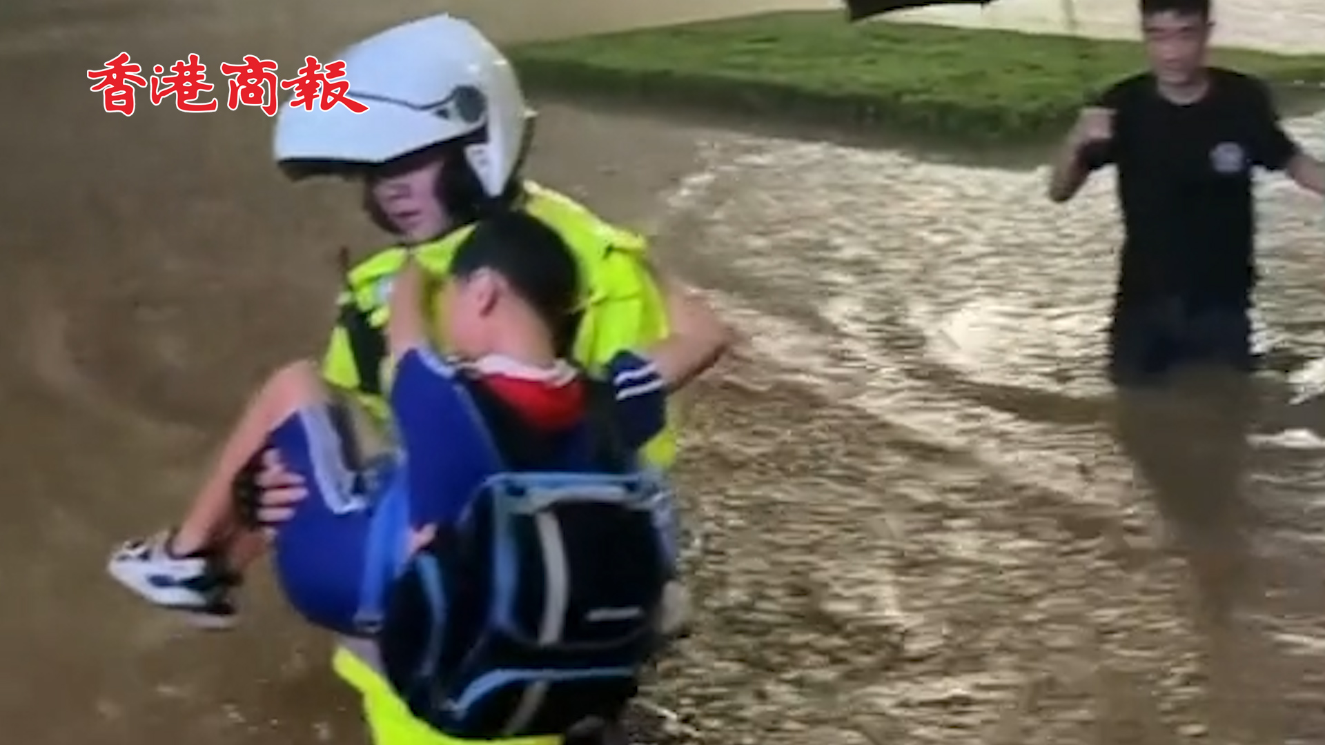 有片丨暴雨中 深圳交警「乘風(fēng)破浪」溫暖守護